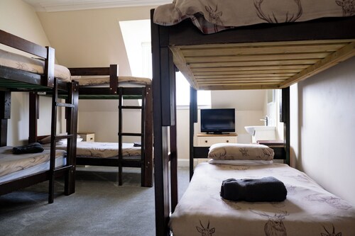 Corran House Guest House & Hostel